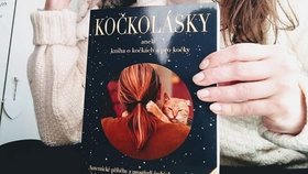 Lucie Gebouská s knihou příběhů, kterou sestavila a editovala