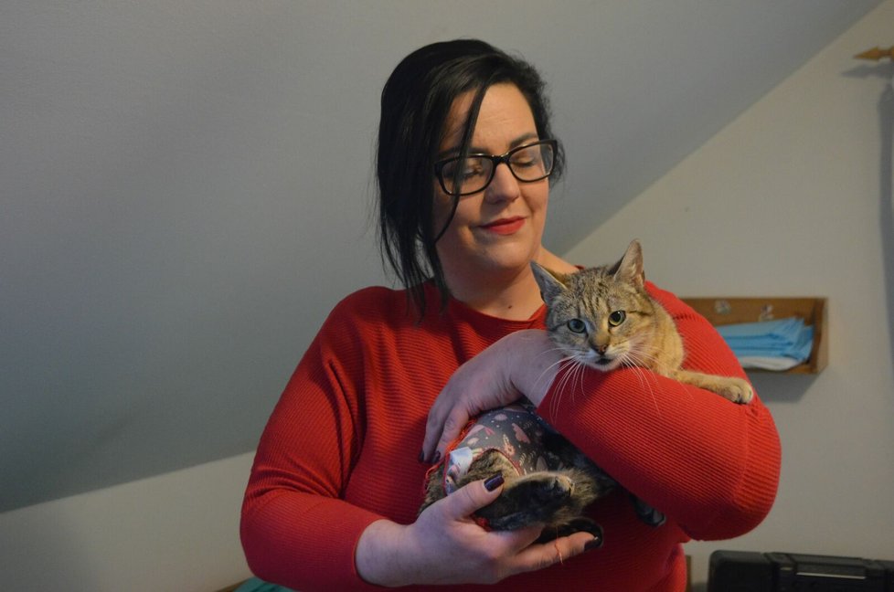 Alžběta Poláková Šmídová s jednou z kočiček odebraných z Chýnova