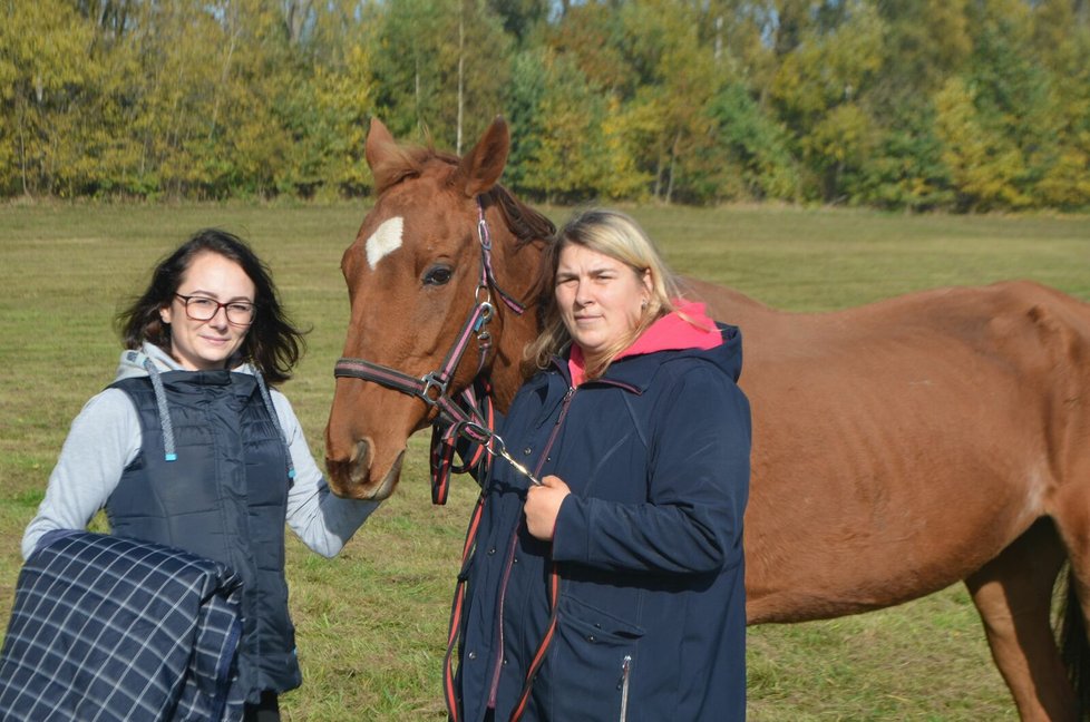 Aktivisty Tina Böhmová a Kristýna Hezinová s Maruškou