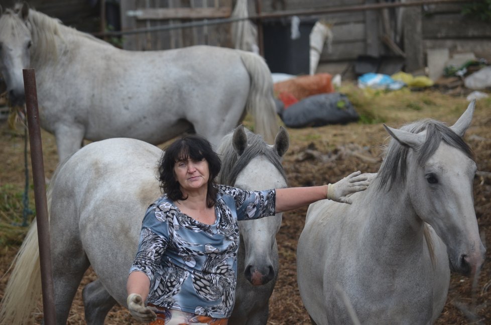 Marie Vránková tvrdí, že svá zvířata miluje. To, že je chová v domě, jí připadá v pořádku a úředníkům zjevně také.