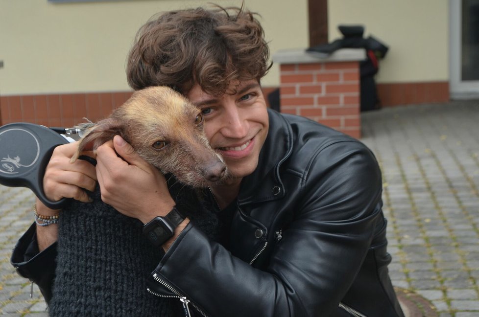 Akci přišel podpořit i herec a moderátor Milan Peroutka se svým psem Hugem, kterého si adoptoval právě z trojského útulku.