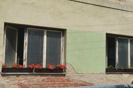 Klece jsou vidět z ulice otevřenými okny