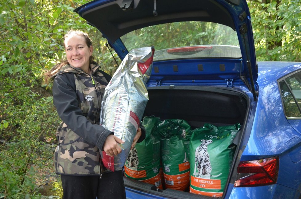 Krmení od Mountfiledu převzala za spolek Dočasky De De výcvikářka Radka Formanová