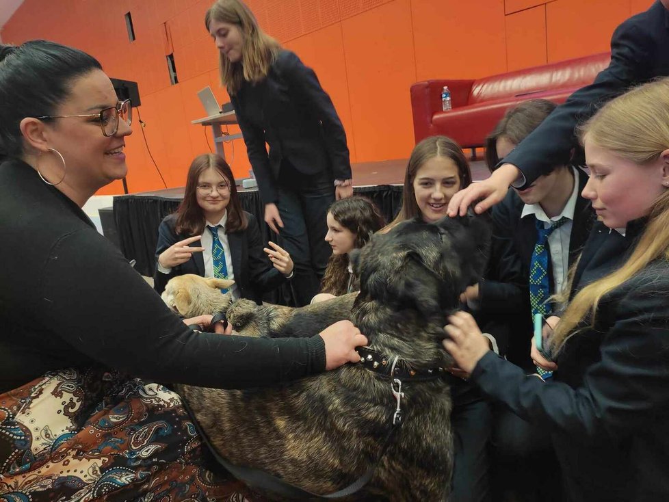 Zástupkyně spolku Dočasky De De přivedly psy, se kterými se studenti přišli spontánně pomazlit