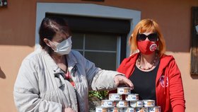 Blesk tlapky konzervy dovezly provozovatelce Psího domova v Řepnici Miluši Maskulanisové