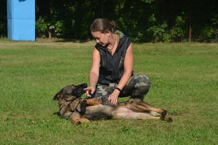 Connie si umí vychutnat i pomazlení