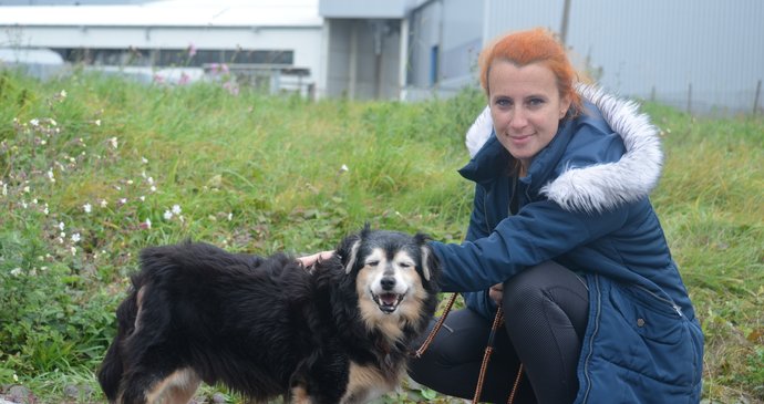 Podle Gabriely Jägerové Filípek nesmutní, naopak, užívá si pozornosti, které se mu v útulku dostává