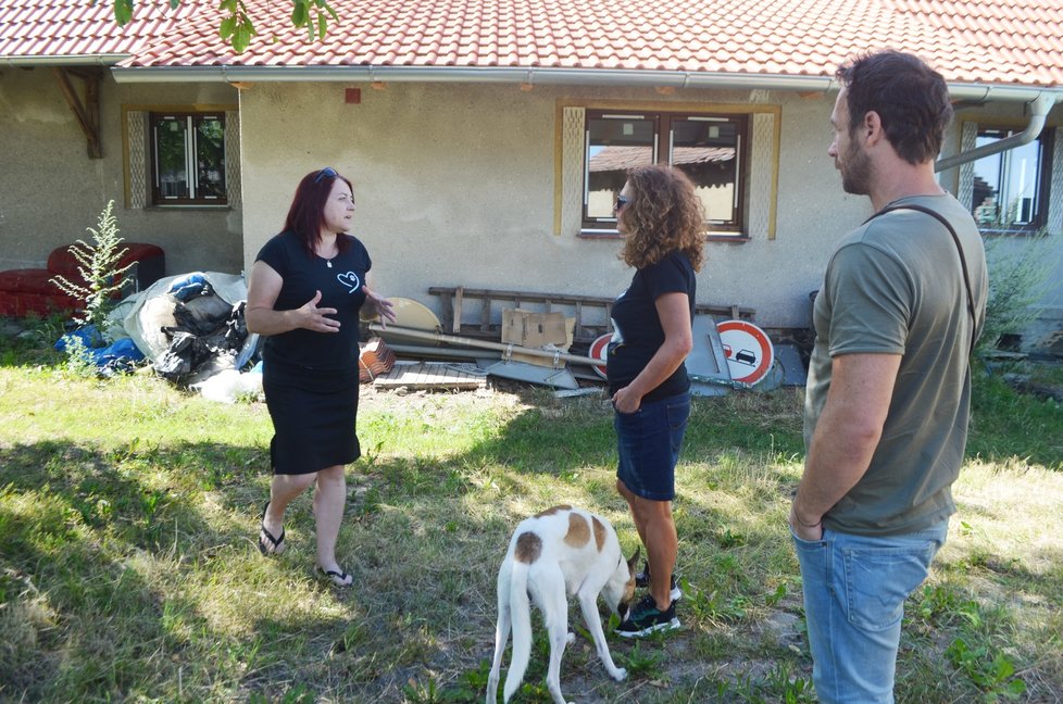Nově budovaný azyl ukázala Filipovi Rožkovi, který přijel i s Gumpem, Kristýna Wurstová