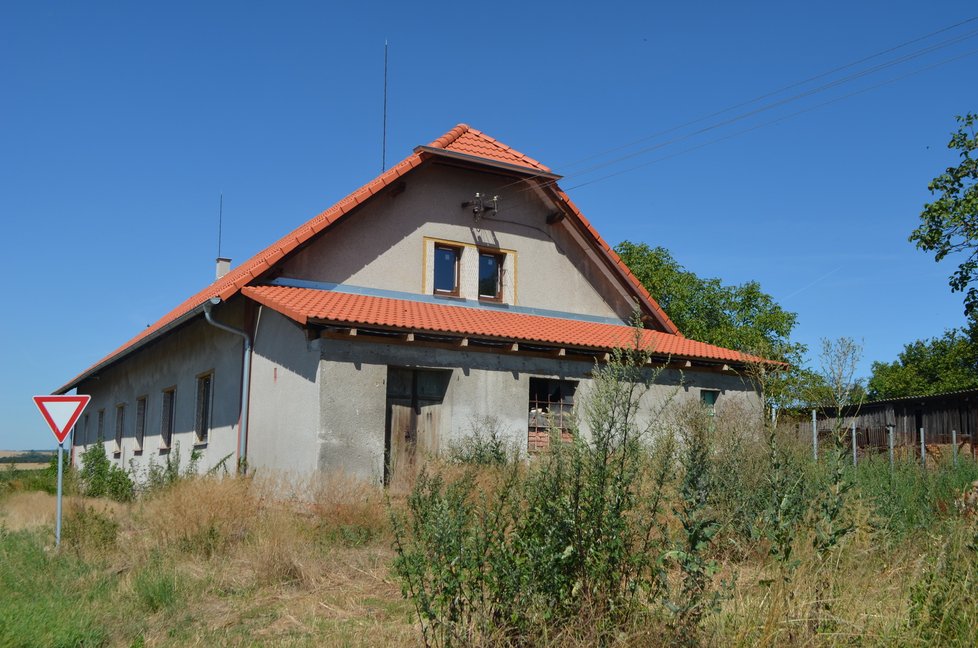 Práce na novém azylu financují členové spolku pouze z darů. Jdou proto pomalu. Teď se podařilo vyměnit všechna okna.