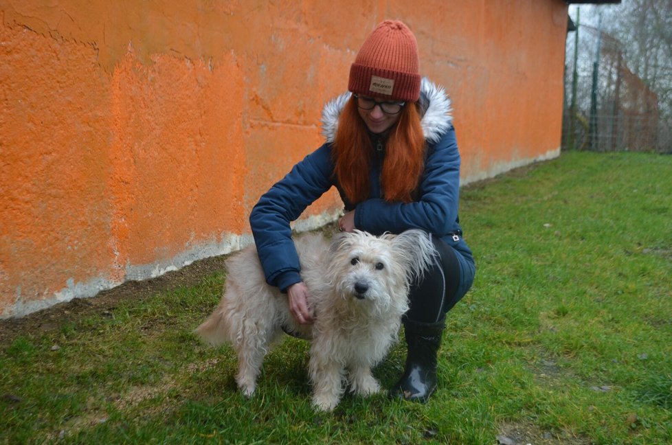 Astička je milá a velmi mazlivá, má se i k provozovatelce útulku Gabriele Jägerové.