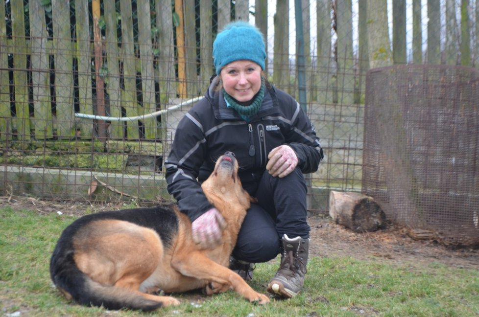 &#34;Dora se ráda mazlí,&#34; ukázala spolumajitelka útulku Jana Kymrová