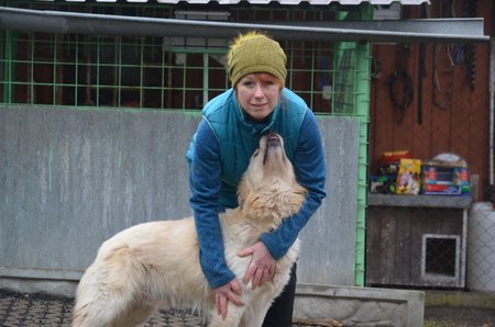 Rocky se i rád pomazlí se spolumajitelkou útulku Janou Kymrovou