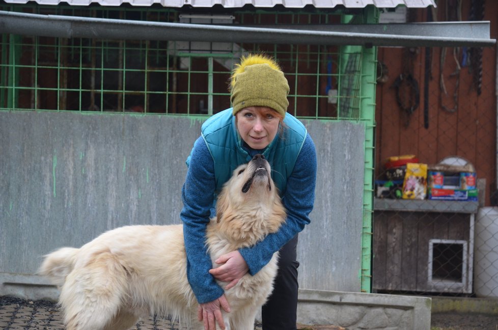 Rocky se i rád pomazlí se spolumajitelkou útulku Janou Kymrovou