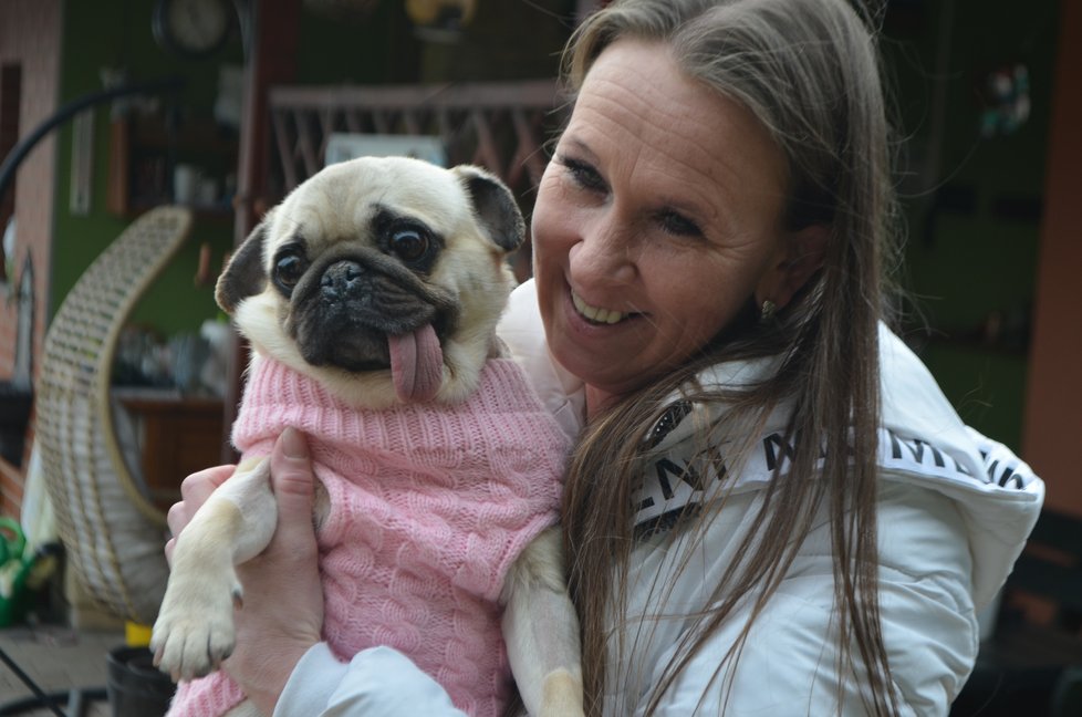 Emička se svou dočasnou paničkou Hanou Štrusovou, která o ni pečovala po dobu operace a rekonvalescence
