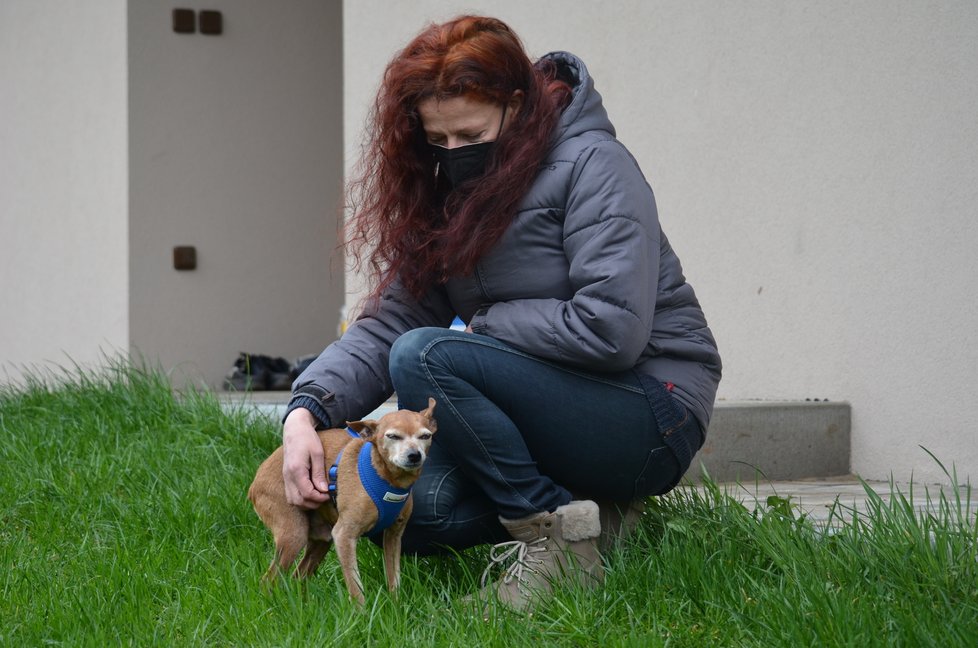 Bobík se svou dočasnou opatrovatelkou Bárou Váňovou