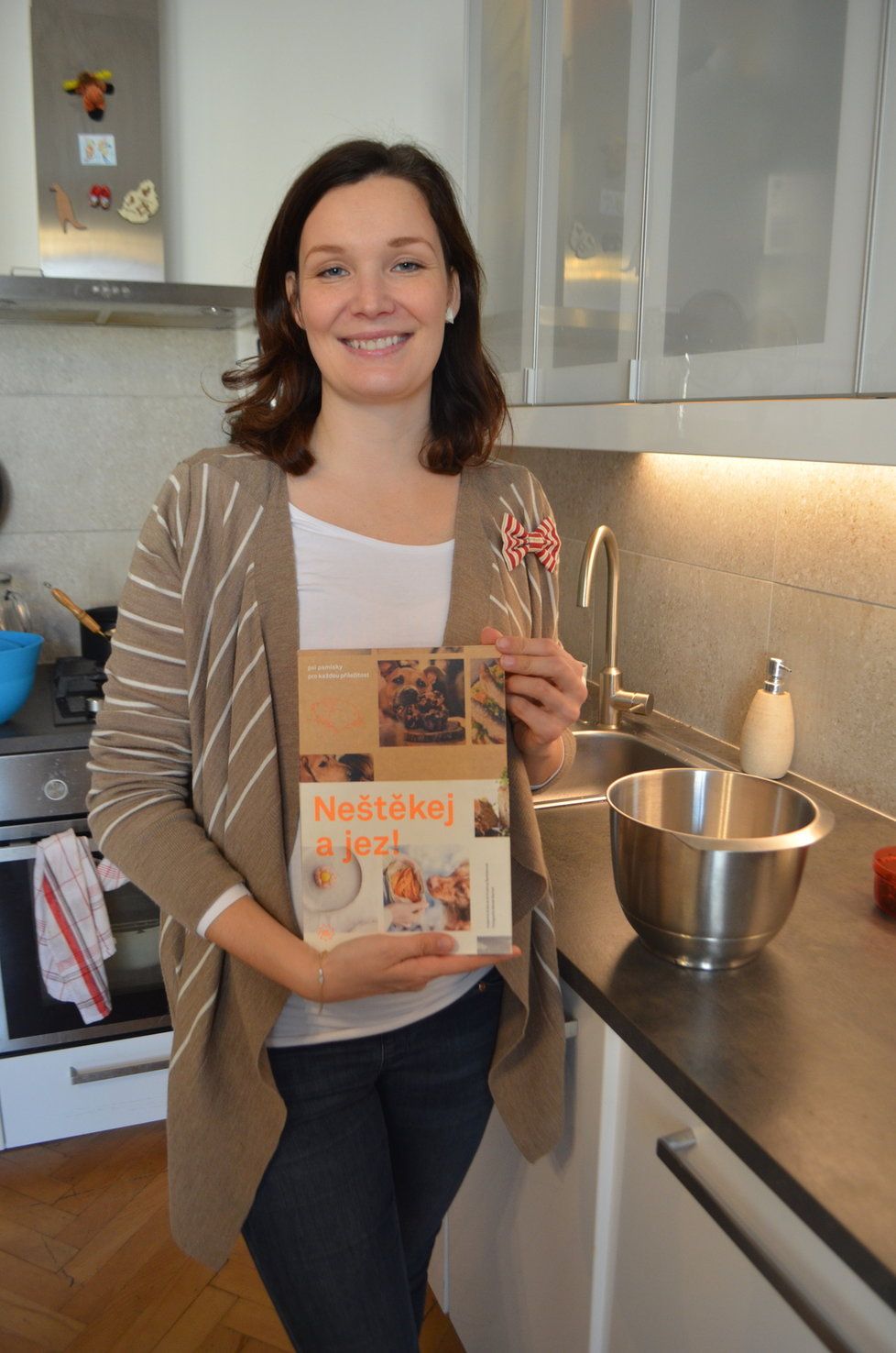 Spolu s dalšími dvěma autory vydala Katarína také kuchařku pro psy