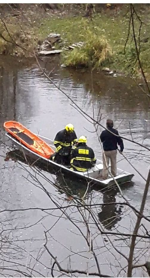 K pet medical sanitce je dopravili v loďce.