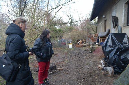 Lenka Pelinková vzala reportérky k sobě na dvůr s tím, že nemá co skrývat.