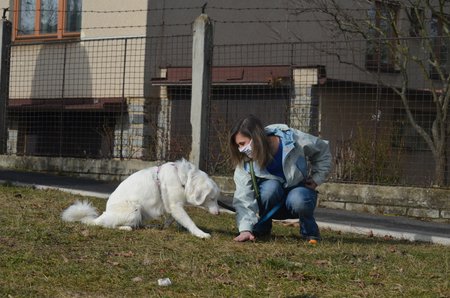 Dokud ještě Polárka trochu vidí, učí ji její dočaskářka povely posunky