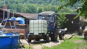 Pozemek, kde František Doležal žije, je zavalený harampádím. Mezi ním jsou všude uvázaní nebo volno pobíhající ovčáci