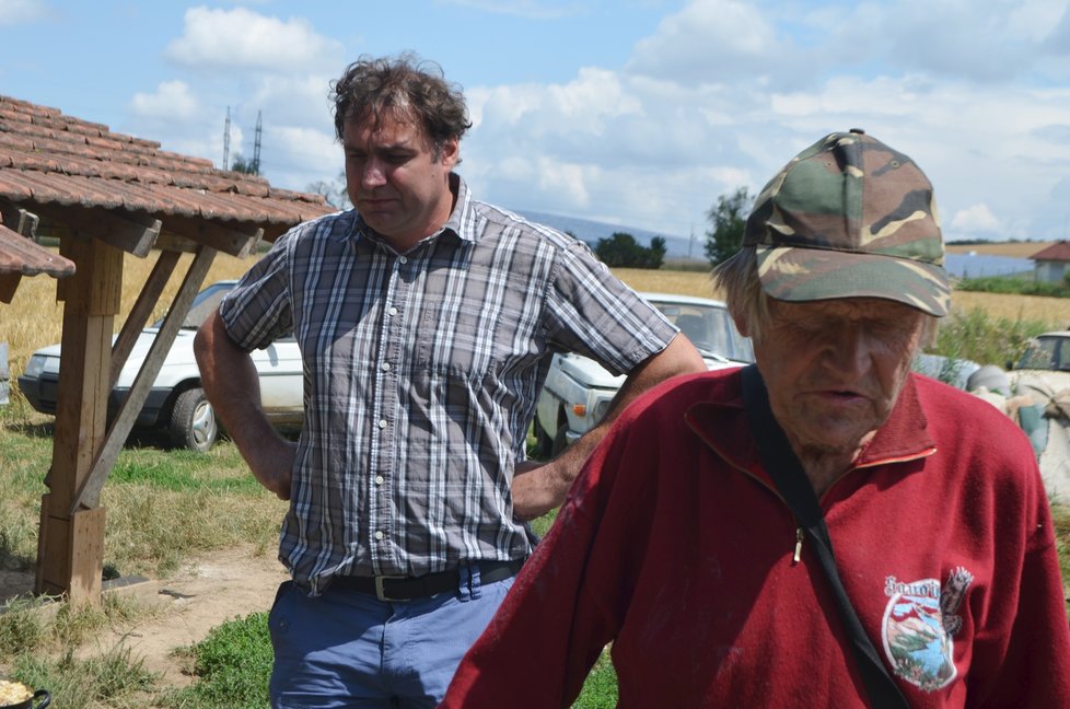 Starosta Pavel Holub (vlevo) se snaží seniora přimět, aby se psů vzdal