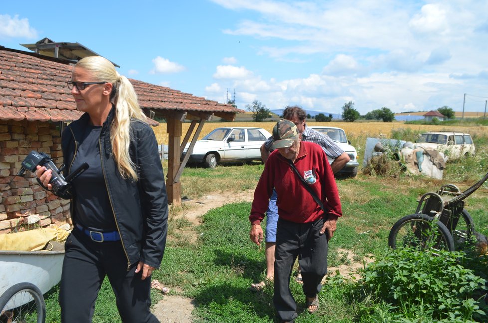 Senior reportérky po své pozemku provedl. To, že tam týrá psy, si nepřipustil