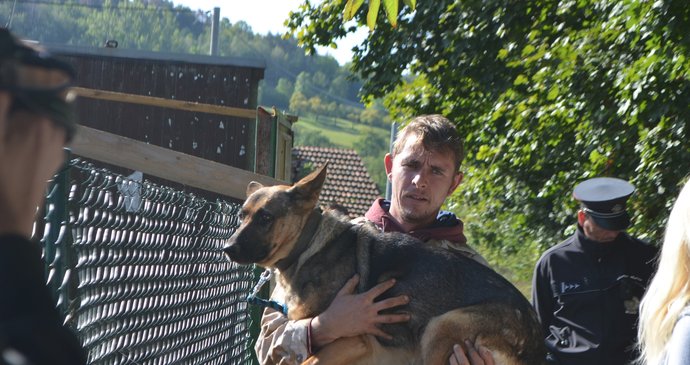 Jiří Šembera odváděl a odnášel z pozemku postupně jednoho psa za druhým