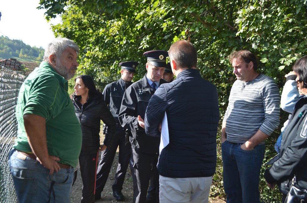 Psy, kteří propadli státu, přišli odebrat úředníci spolu s policisty.