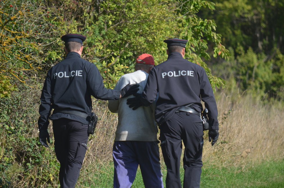 Seniora museli nakonec uklidnit policisté