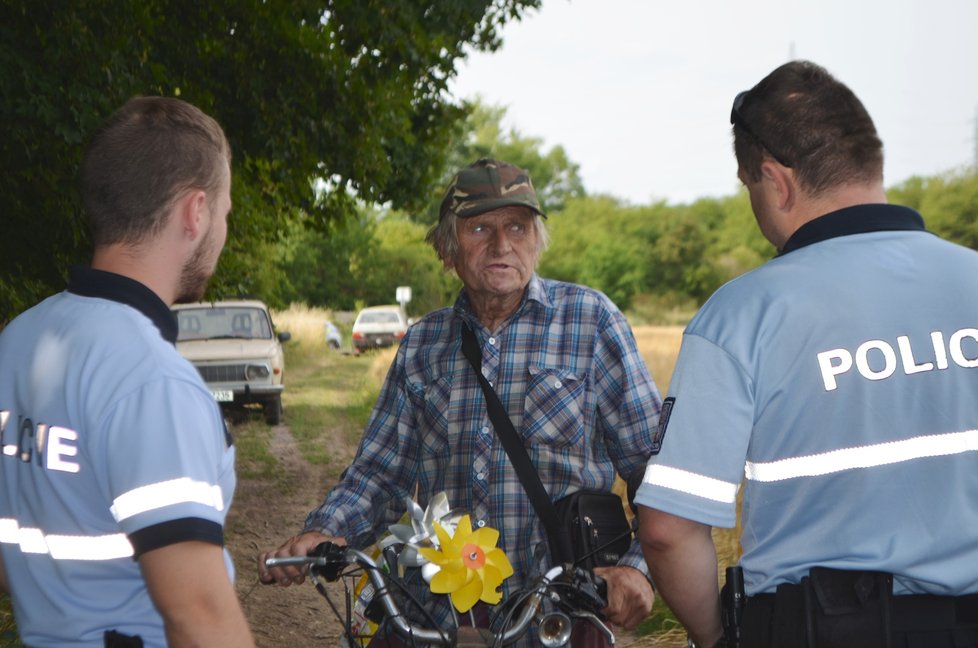 Policisté seniorovi nařídili cestu uklidit, dali mu na to 24 hodin. Důchodce se rozčiloval, že je unavený