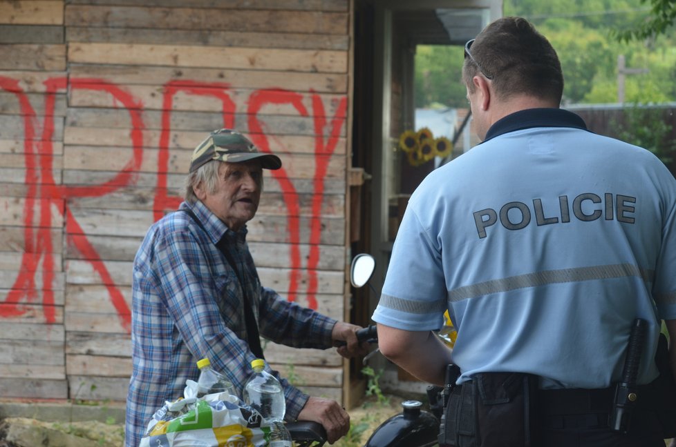 Policisté seniorovi nařídili cestu uklidit, dali mu na to 24 hodin. Důchodce se rozčiloval, že je unavený.