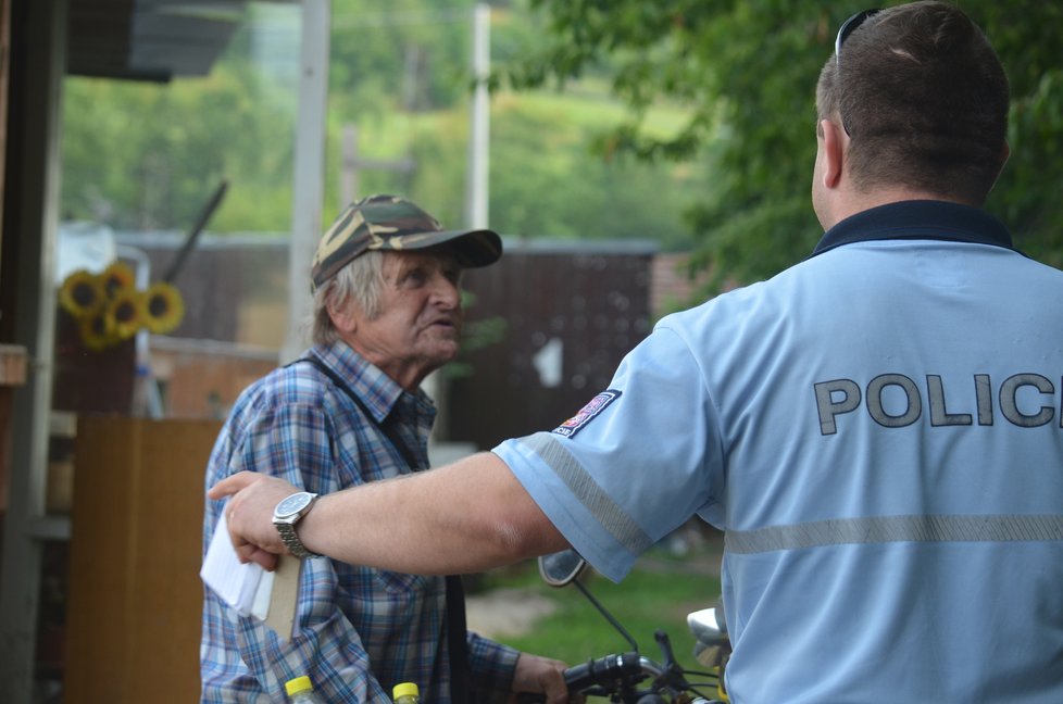 Policisté seniorovi nařídili cestu uklidit, dali mu na to 24 hodin. Důchodce se rozčiloval, že je unavený.