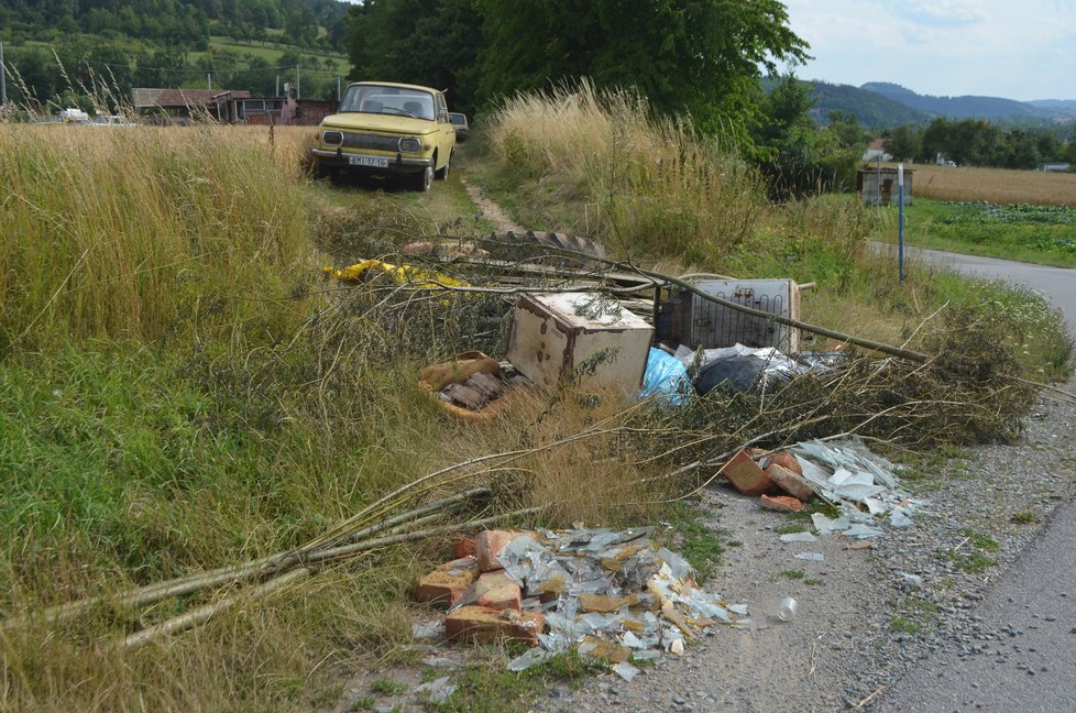 Cestu zatarasil podivín starými pneumatikami, lednicemi, stavební sutí, větvemi a hromadami střepů. Navíc na ni zaparkoval několik vraků aut