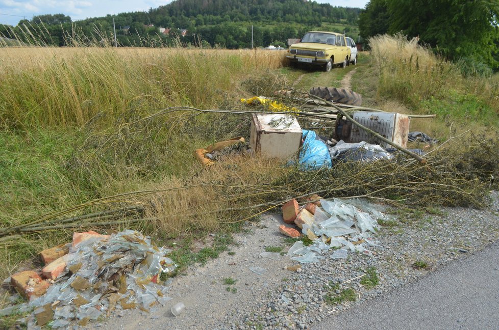 Cestu zatarasil podivín starými pneumatikami, lednicemi, stavební sutí, větvemi a hromadami střepů. Navíc na ni zaparkoval několik vraků aut