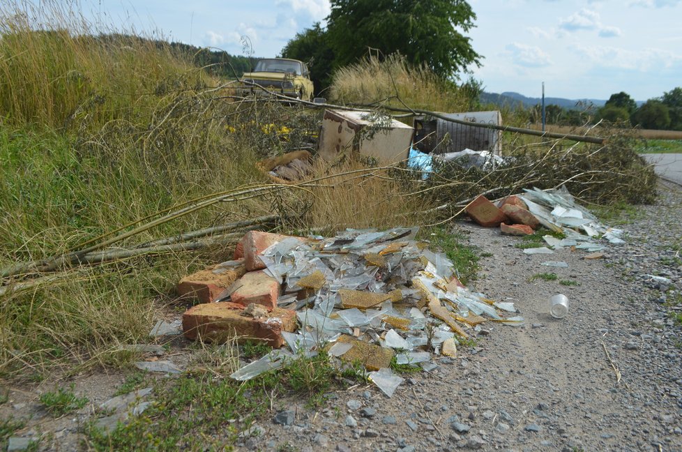 Cestu zatarasil podivín starými pneumatikami, lednicemi, stavební sutí, větvemi a hromadami střepů. Navíc na ni zaparkoval několik vraků aut