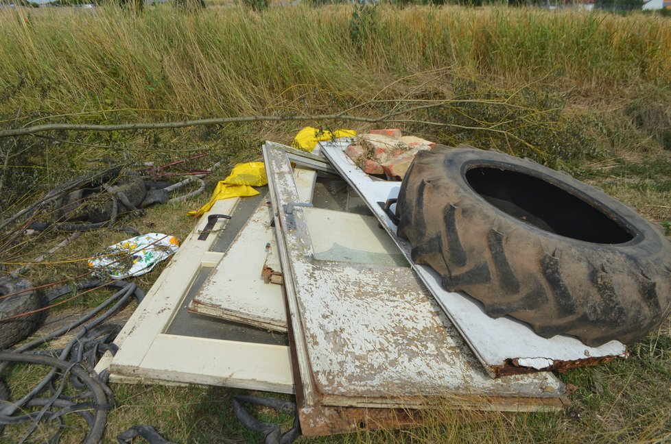 Cestu zatarasil podivín starými pneumatikami, lednicemi, stavební sutí, větvemi a hromadami střepů. Navíc na ni zaparkoval několik vraků aut.