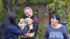 Majitelé psů Daniel Škraban a jeho matka Helena psy postupně vynášeli z domu a předávali je zvířecím záchranářům