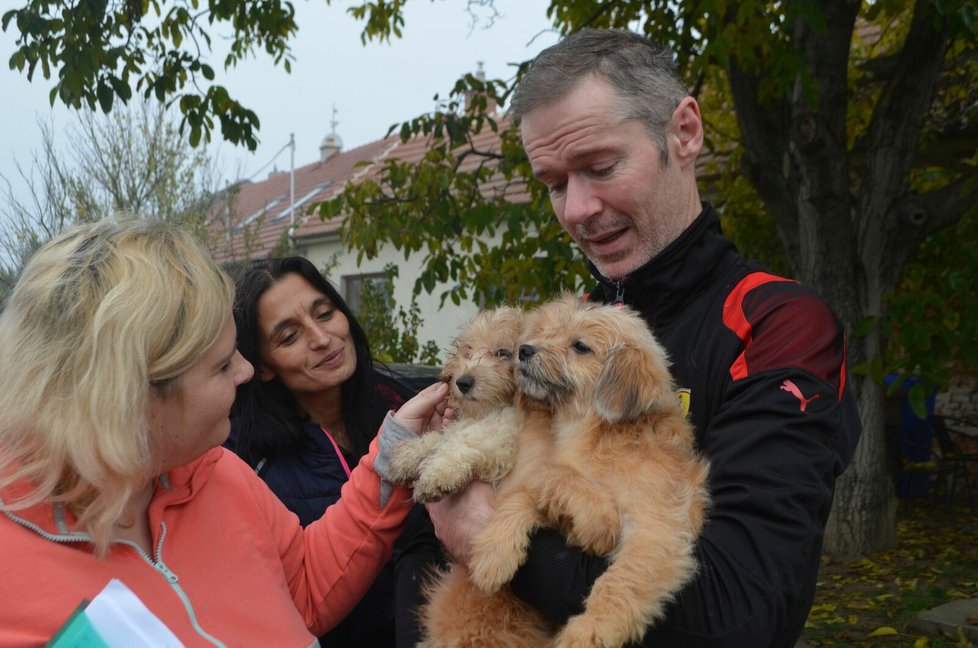 Majitelé psů Daniel Škraban a jeho matka Helena psy postupně vynášeli z domu a předávali je zvířecím záchranářům