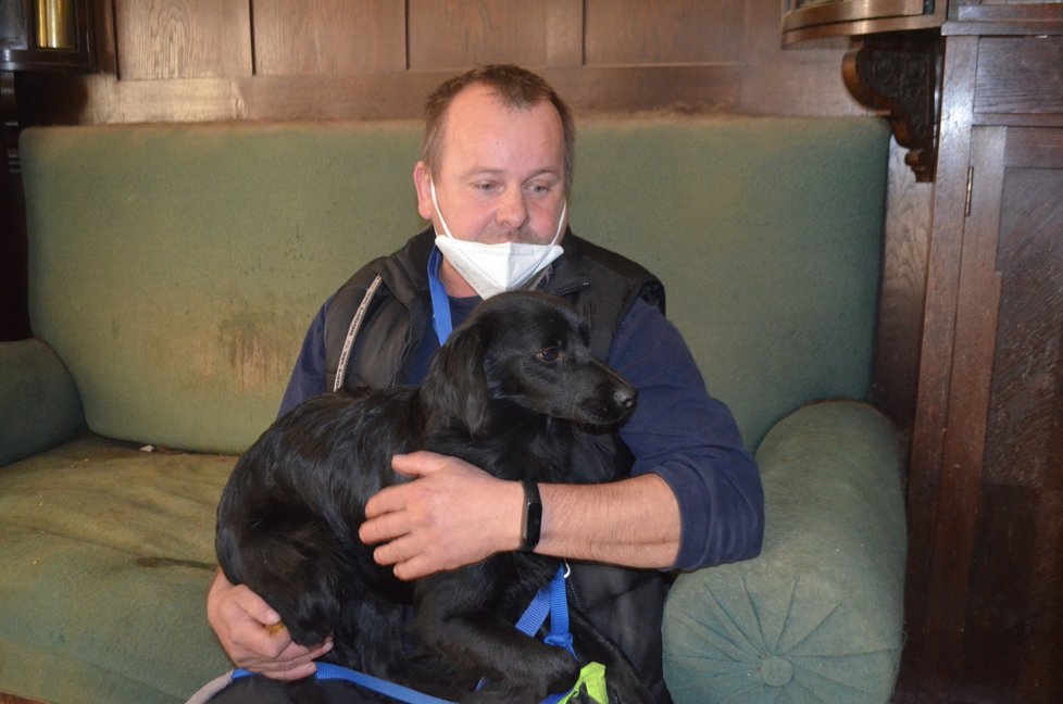 Záchranáři jednali rychle, psy odnášeli z domu hrůzy jednoho po druhém