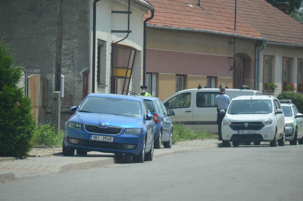 Policisté si pro střelce přijeli do domu v Odrovicích.