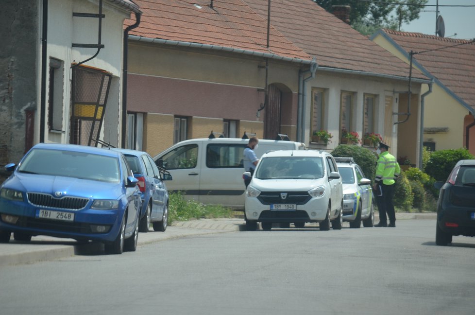 Policisté si pro střelce přijeli do domu v Odrovicích.