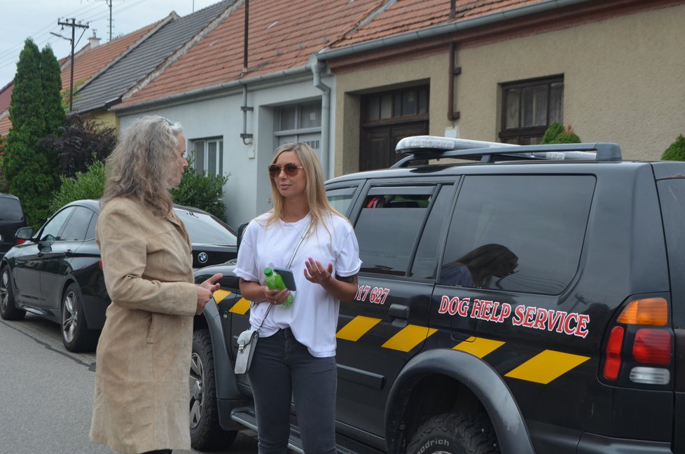 Členky Unie práv zvířat Diana Šlechtová a Šárka Hnízdilová, které na množírnu jako první upozornily, jsou laxností úřadů zklamané