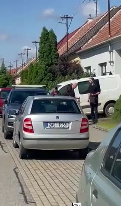 Veterinární inspektoři a policisté se v domě zdrželi asi půl druhé hodiny