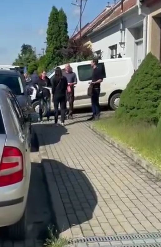 Veterinární inspektoři a policisté se v domě zdrželi asi půl druhé hodiny