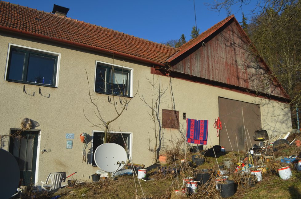 V tomto domě v malé obci na Prostějovsku hladoví psi živořili a umírali