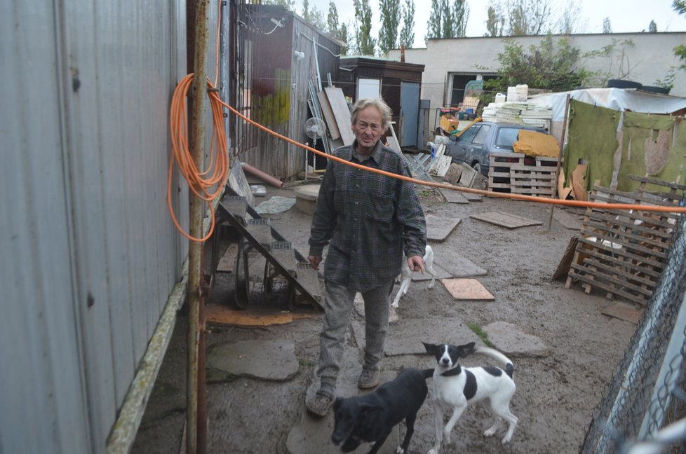 Petr Peltram se svých psů nechce vzdát. Blesk tlapky mu proto domluvily přes spolek Psí štěstí alespoň očkování zdarma, bude-li o to stát