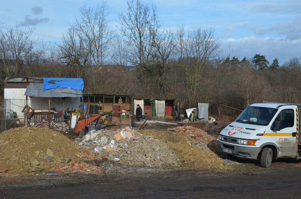 Útulek je už zlikvidován. Na místě zbylo jen pár přístřešků, které si provozovatelka a její manžel odvážejí