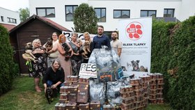 Reportérky Blesk tlapek se zakladatelkou spolku Simonou Štěpánkovou, jejími spolupracovnicemi a dočaskářkami, jednatelem společnosti Pučálka Martinem Pučálkou a provozním ředitelem Danielem Komrskou