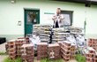 Stovky kilogramů superprémiového krmiva Marp získal útulek v Tachově. S redaktorkami Blesk tlapek je přivezl Marek Ztracený. Stovky kilogramů superprémiového krmiva Marp získal útulek v Tachově. S redaktorkami Blesk tlapek je přivezl Marek Ztracený.