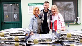 Stovky kilogramů superprémiového krmiva Marp získal útulek v Tachově. S redaktorkami Blesk tlapek je přivezl Marek Ztracený.